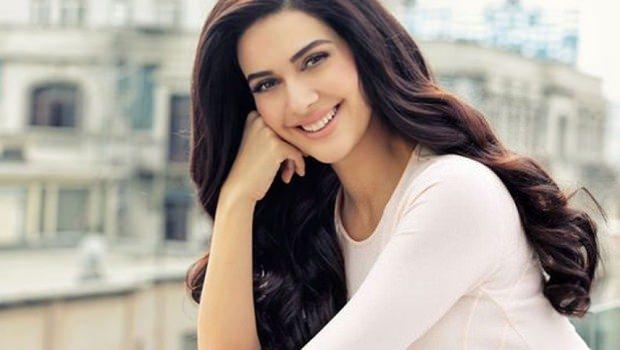 <p><strong>Bergüzar Korel</strong></p>

<p>Güzel oyuncunun en büyük hobisi çocukların yakın çekimden bakışlarını çekmek.</p>
