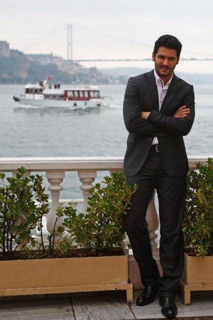 <p><strong>TOLGAHAN SAYIŞMAN:</strong> </p>
<p>Finale çıkalım (İnşallah) Lale Devri ekibindeki tüm Fenerbahçelileri<br />Amsterdam'a götürücem ..</p>