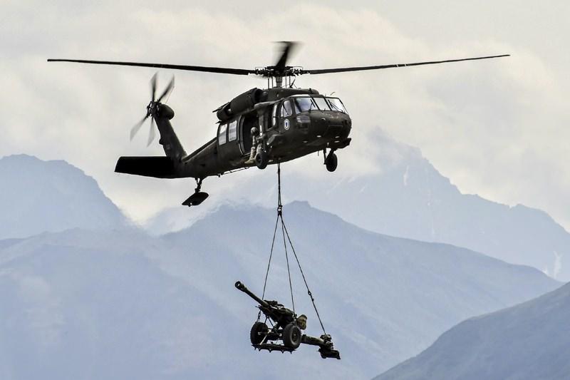 <p>Topçunun hareket yeteneğini arttırmak ve esnek direkt ateş yeteneğini sağlamak maksadı ile helikopter ile taşınabilen hafif ve yüksek atış süratine sahip topçu silahı atışa hazırlık, ateş idaresi ve atış kontrol işlemlerinin bilgisayar yardımıyla yerine getirilmesini ve diğer ateş destek unsurlarına sayısal entegrasyonunu sağlayan bir sistem olarak dikkat çekiyor.</p>
<p> </p>