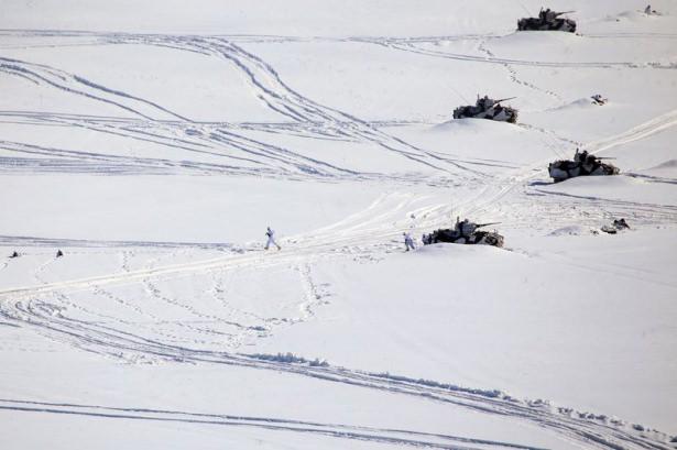 <p>Kontrollü bir şekilde tank, top ve zırhlı muharebe araçların, açılan bölgeden geçişi sağlanarak, hedefler gerçek havan, top, tank, obüs ve güdümlü tanksavar atışlarıyla başarılı bir şekilde vuruldu.</p>

<p> </p>
