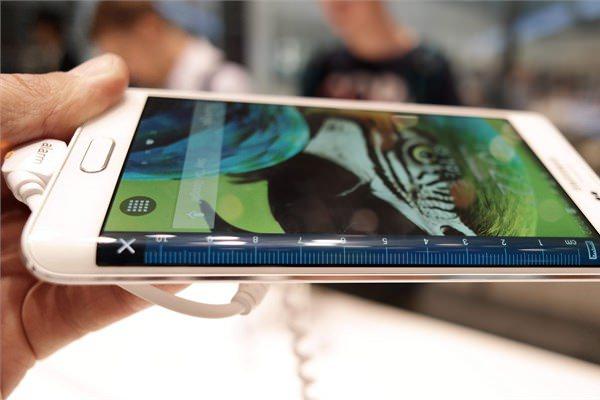 <p><strong>Samsung</strong><br />
Şirketin en büyük rakiplerinden bir olan Güney Kore merkezli Samsung, resmi Twitter hesabından kendi akıllı telefonunun fotoğrafıyla paylaştığı bir mesajda “Oval. Bükülmüyor” notunu paylaştı.</p>
