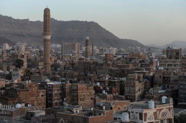 <p>Suudi Arabistan öncülüğündeki koalisyon ülkelerinin katılımıyla gerçekleşen hava operasyonları, Başkent Sana'daki tarihi eserleri tehdit ediyor. Operasyonlar Sana çevresindeki Şii Husi askeri yapılanmalarını hedef alsa da kent merkezindeki ''Eski Sana'' sınırları içine giren Dünya Kültür Mirası eserleri için ''her an isabet alabileceği'' endişesi bulunuyor.</p>

<p> </p>
