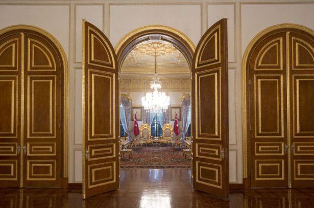 <p>Cumhurbaşkanı Recep Tayyip Erdoğan'ın, Almanya Başbakanı Angela Merkel'i kabulünde kullanılan koltuklardaki hilal sembolüyle gündeme gelen köşke ilişkin AA muhabirine açıklamada bulunan Tepeköy, söz konusu koltuklara "hilal" simgesinin sonradan eklendiği yönündeki iddialar konusunda, "Koltukların, Albülhamit döneminde çekilen fotoğraflarında, yani orjinalinde hilal sembolü mevcut" ifadelerini kullandı.</p>
