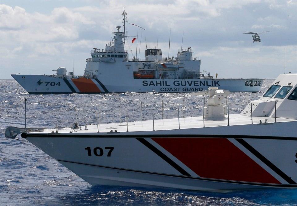 <p>Kazazedeleri temsilen deniz yüzeyine bırakılan 6 cansız manken, Sahil Güvenlik botu, Deniz ve Kara Kuvvetleri helikopterleriyle bölgede sürdürülen arama çalışmalarında tespit edilerek kurtarılıp güvenli bölgeye transfer edildi. </p>
<p> </p>