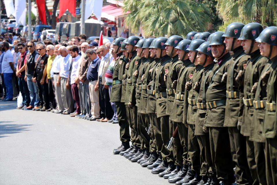 <p>Hakkari'nin Çukurca ilçesinde terör örgütü PKK mensuplarına yönelik sürdürülen operasyonda şehit düşen Astsubay Bahri Uçuş, memleketi Aydın'ın Kuyucak ilçesinde toprağa verildi.</p>
