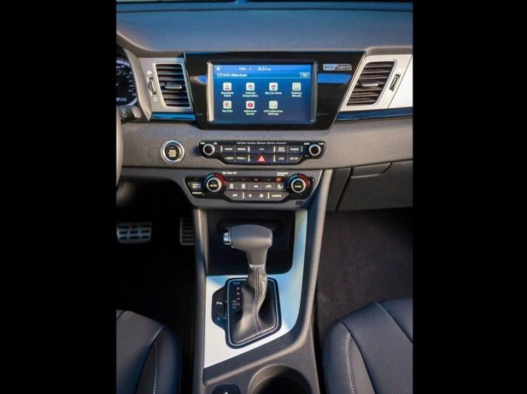 <p>Niro’da, anahtarsız giriş ve çalıştırma sistemi, ısıtmalı koltuklar ve geri görüş kamerası, sunroof ve 18 inç alaşım jantlar standart sunulurken, kablosuz akıllı telefon şarjı ve 220 V’luk priz girişi ile tüm elektronik aletleri şarj edebiliyor. Niro’nun bu yılki satış hedefi 500 adet olarak açıklandı.</p>