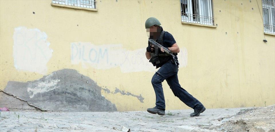 <p>Türk Silahlı Kuvvetleri ve emniyet unsurlarının iş birliğiyle yürütülen müşterek operasyonda, güvenlik güçleri ile terör örgütü PKK mensupları arasındaki çatışmalar İsmetpaşa, Gazi Paşa ve Bahçelievler mahallelerinde devam ediyor.</p>

<p> </p>
