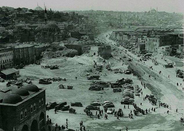 <p>71. Eminönü Meydanı'nı genişletmek için yapılan yıkımlar (1958)</p>
