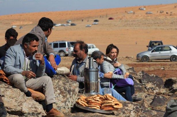 <p>Suriye sınırına yakın hakim tepelere çıkan vatandaşlar, Kobani'deki gelişmeleri dürbünle izliyor. Bazı vatandaşların burada uyuduğu görüldü.</p>
