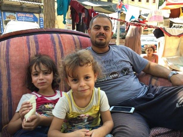 <p>Yunanistan'a geçmek için İzmir'e gelen Suriyeli baba Muhammad Edib Khursan, dün Bodrum'da 3 yaşındaki Aylan Kurdi'nin sahile vuran cesedini görmesine rağmen Avrupa yolundan vazgeçmeyeceğini söyledi.</p>