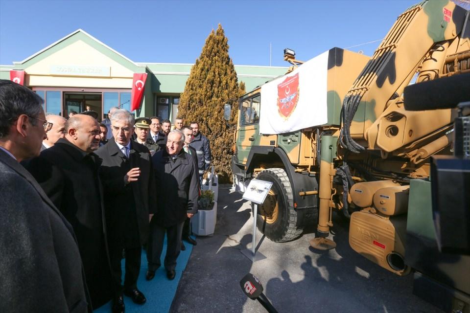 <p>Türk mühendis, tasarımcı ve işçilerinin ürettiği yüzde yüz yerli ve milli bir sistemi burada kullandıklarını ifade eden Bakan Işık, Türk Silahlı Kuvvetlerinin (TSK) vurucu yeteneğini artıran ve Türkiye'nin bu konuda geldiği seviyeyi gösteren güzel bir örnek olduğunu belirtti.</p>

