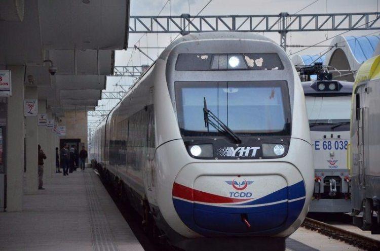 <p><strong>ANKARA-ESKİŞEHİR-İSTANBUL YHT PROJESİ</strong><br />
<br />
Ülkemizin en büyük iki kenti olan Ankara-İstanbul arasındaki seyahat süresinin azaltılması, hızlı, konforlu ve güvenli bir ulaşım imkânı oluşturulması ve dolayısıyla ulaşımdaki demiryolu payının artırılması amacıyla Ankara-İstanbul YHT Projesinin ilk etabını oluşturan Ankara-Eskişehir hattı 2009 yılında hizmete açıldı.</p>