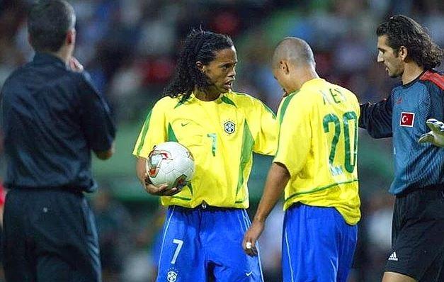 <p>2003 | Ronaldinho, Alex de Souza, Rüştü Reçber (Brezilya - Türkiye)</p>
