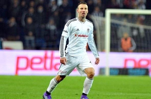 <p>Alexis Delgado: 400 bin euro</p>
