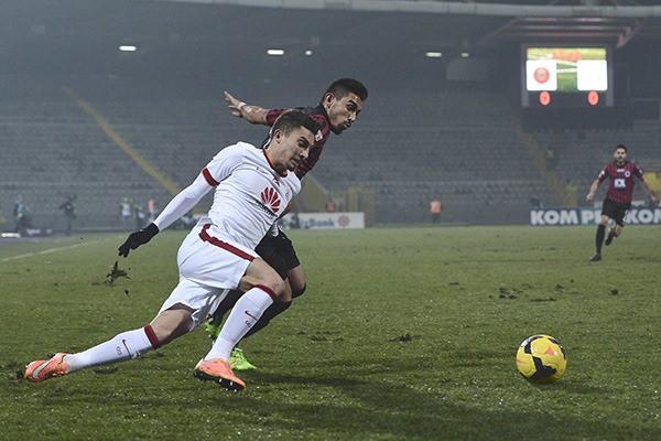<p>Telles'in yılbaşı tatili yapamadığı ve Türkiye'de liglerin devam ettiği belirtildi. Son oynanan Gençlerbirliği karşılaşmasına ilk 11'de başlayan Brezilyalı yıldızın, takımının beraberlik almasına karşın iyi bir performans gösterdiği ve beğeni topladığı kaydedildi.</p>
<p> </p>