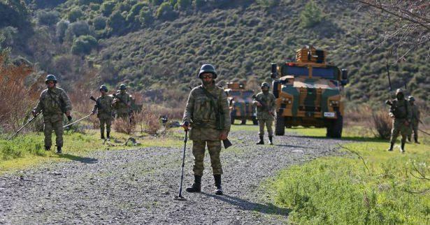 <p>Birliklerin yerli yapım mayına dayanıklı "Kirpi" araçlarıyla taşındığı  ve metal içeriklilerin yanı sıra tümüyle plastikten malzemeden oluşan mayınları  da tespit edebilen TÜBİTAK tarafından geliştirilen 3 boyutlu mayın arama  dedektörü de kullanan tim, yaptığı eğitim çalışmasında tespit edilen el yapımı  düzeneği, patlayıcı imha robotu kullanarak başarıyla bertaraf etti.</p>
