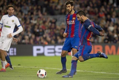 <p>Bu sezon Barcelona forması ile 9. golünü kaydeden Arda, Katalan takımında Luis Suarez ve Lionel Messi'den sonra en fazla gol atan oyuncu olmaya devam etti. Arda, Barcelona forması ile ikinci, kariyerinde ise üçüncü kez hat-trick yaptı.</p>
