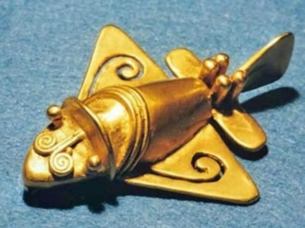 <p><strong>ÇİNLİ GENERALİN KEMER TOKASI</strong></p>
<p>M.S. 300'lü yıllarda ölen Çinli general Çou Çou'nun mezarında 1956 yılında bulunan kemerin tokası, yüzde 85 oranında alüminyumdan yapılmış. Ama doğada sadece bileşik olarak bulunan alüminyumun diğer maddelerden ayrıştırılarak tek bir madde olarak kullanılabilmesi ilk kez 19. yüzyılda mümkün olmuştu.</p>