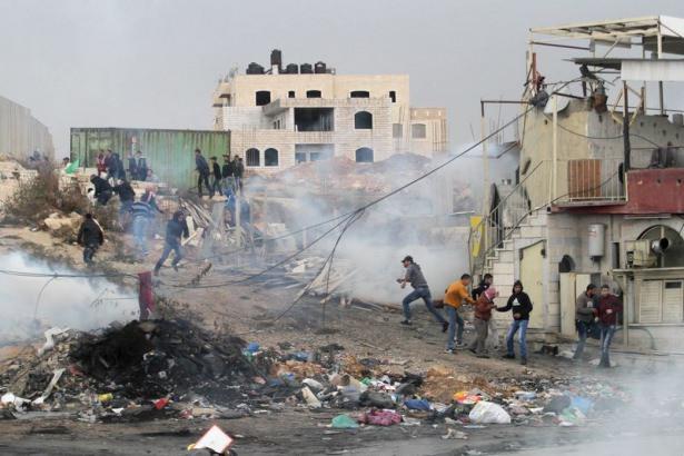 <p>Kalendiye sınır noktasına y&uuml;r&uuml;y&uuml;yen g&ouml;stericilere, İsrail g&uuml;venlik g&uuml;&ccedil;leri gaz bombası ve plastik mermi kullanarak m&uuml;dahale etti.</p>
