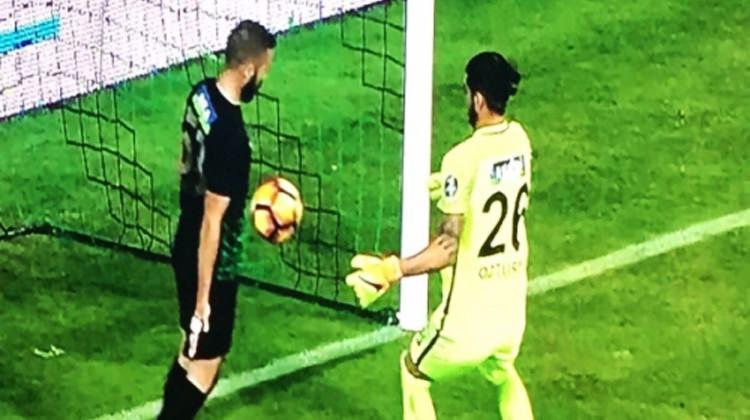 <p>Fenerbahçe'nin deplasmanda Akhisar Belediyespor'u 3-1 mağlup ettiği maçın ardından sosyal medyada paylaşılan capsler gülmekten kırdı geçirdi.</p>
