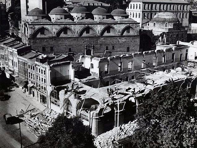 <p>76. Tophane Arabacılar Kışlası yol genişletme çalışması için yıkılıyor (1950'li yıllar)</p>
