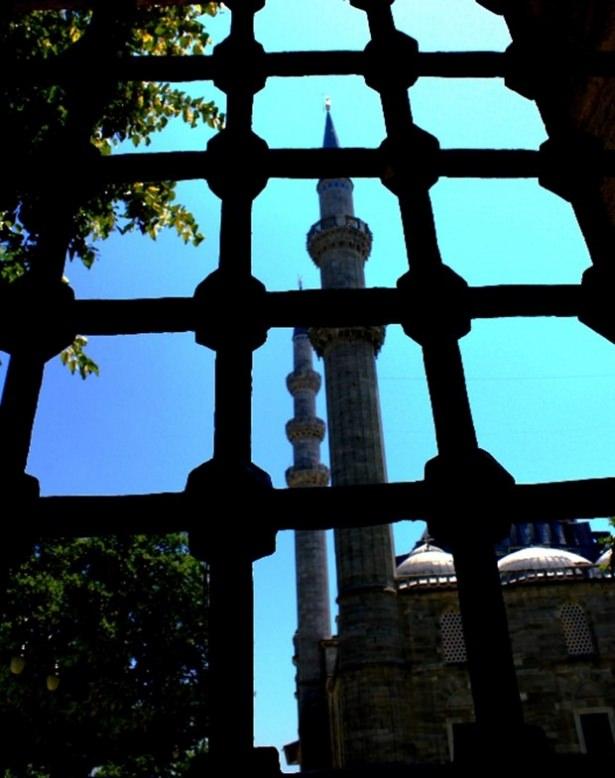 <p>Tarihi, doğası ve teknolojisiyle dünyanın güzide şehirlerinden olan İstanbul, manevi mekanlarıyla da ön plana çıkıyor.</p>

<p> </p>

