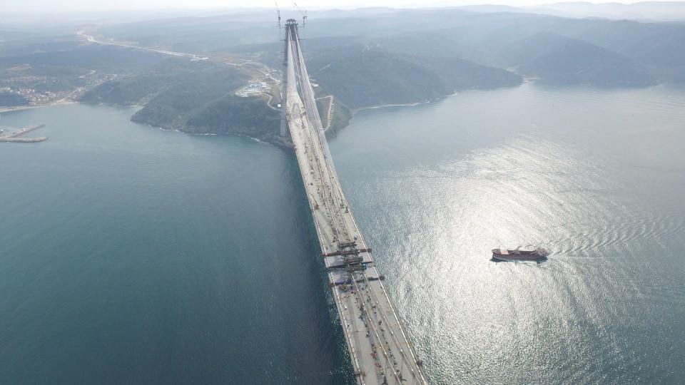 <p>Cumhuriyet tarihinin en önemli altyapı projeleri arasında gösterilen Yavuz Sultan Selim Köprüsü'nde çalışmalar aralıksız sürüyor.</p>

<p> </p>

