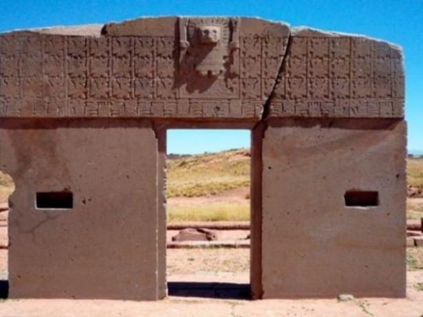 <p><strong>GÜNEŞ KAPISI</strong></p>
<p>Güney Amerika'daki sırrını koruyan arkeolojik buluntulardan biri de Tiahuanaco'daki Güneş Kapısı. Tek parça taştan yapılan 5 metre genişliğinde, 3 metre yüksekliğinde ve 10 ton ağırlığında olduğu tahmin edilen Güneş Kapısı'nın nasıl bir yöntemle ve ne amaçla inşa edildiği bir türlü açıklanamıyor.</p>