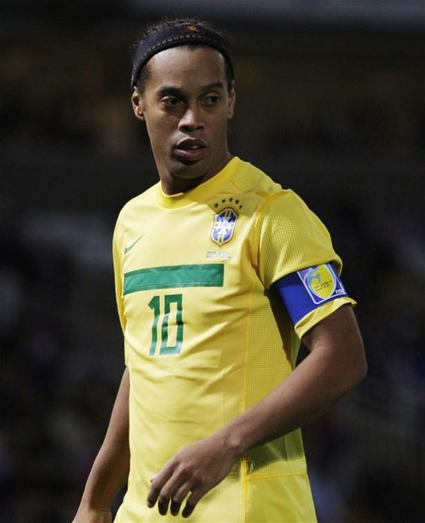 <p>Ronaldinho genç takımda oynarken, 23-0 galip geldikleri maçta attığı 23 golle tüm dikkatleri üzerine çekmişti.</p>
