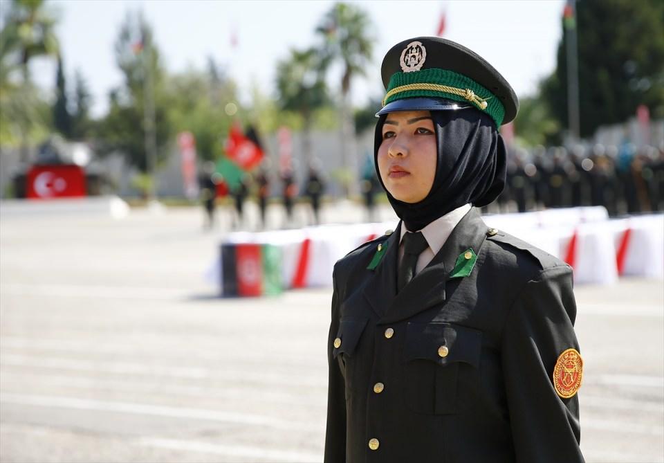 <p><strong>İlk kez kadın personel bir ülkede eğitim gördü  </strong></p>

<p>Öte yandan askeri yetkililer, Afganistan Ulusal Ordusunun ilk kez kadın personelini bir ülkede eğitime gönderdiğine dikkati çekti. </p>
