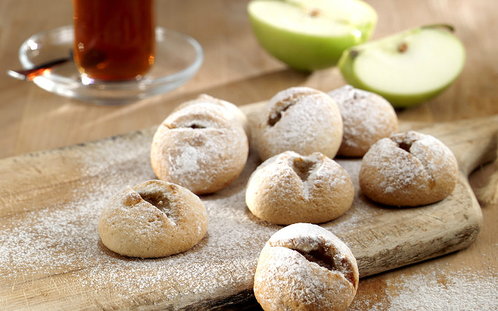 <p>Kurabiyelerin taze kalması için kurabiye kavanozunuzun içine <strong>dilim elma koyun</strong> ve kapağını sıkıca kapatın.</p>
