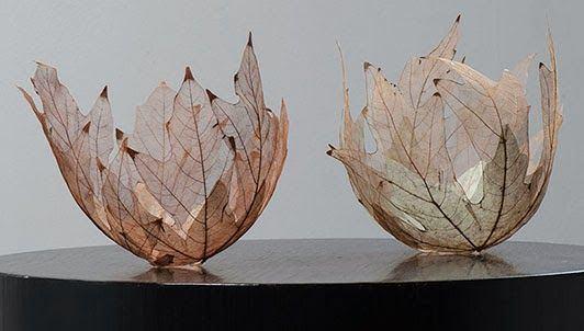 <p>Japon kökenli Amerikalı sanatçı Kay Sekimachi, kurumuş yaprakları sanat eserine çeviriyor.</p>

