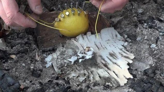 <p>Çelik yünü ile kısa devre yapan genç, çıkan kıvılcımı önce tuvalet kağıdı, sonra da kuru yaprak ve ağaç kabuğuyla besleyerek ateş yakmayı başarıyor.</p>