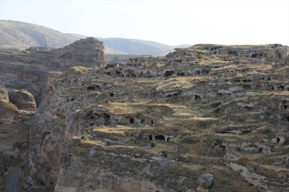 <p>Ilısu Barajı HES Projesi Kültürel Varlıkları Koruma Kurtarma Çalışmaları kapsamında baraj gölü altında kalacak eserlerden Zeynel Bey Türbesi yeni Hasankeyf'teki yerine taşınırken, İmam Abdullah Türbesi, Artuklu Hamamı, Er-Rızk Camisi minaresi, Orta Kapı, Süleyman Han Camisi, Yamaç Külliyesi, Kızlar ve Koç camilerinin taşınması için de hazırlıklar yapılıyor. </p>
<p> </p>
