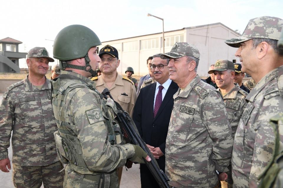 <p>Akar, yurt içinde ve yurt dışında çok sayıda teröristin etkisiz hale getirildiği kara ve hava operasyonlarının asker, Jandarma, polis ve korucularla omuz omuza ve masum hiçbir şahsa zarar vermeden aynı kararlılıkla son terörist etkisiz hale getirilinceye kadar devam edeceğini ifade etti.</p>

<p> </p>
