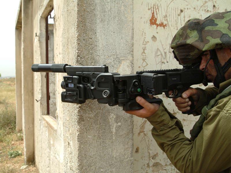 <p>Cornershot tipi silah, halen ABD ve İsrail güvenlik güçleri tarafından kullanılıyor. Asimetrik Savaş şartlarına göre üretilen teknoloji ürünü silah, 62 derecelik açı ile bükülme kabiliyetine sahip.</p>
<p> </p>