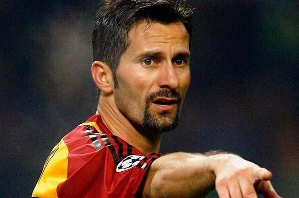 <p><strong>3-) ERGÜN PENBE</strong><br />
<br />
G.Birliği, G.Saray ve G.Antepspor formaları giydi. Kendi jenerasyonunun pozisyonundaki en iyilerinden kabul edilen Ergün Penbe, 63 kez milli formayı giydi.</p>