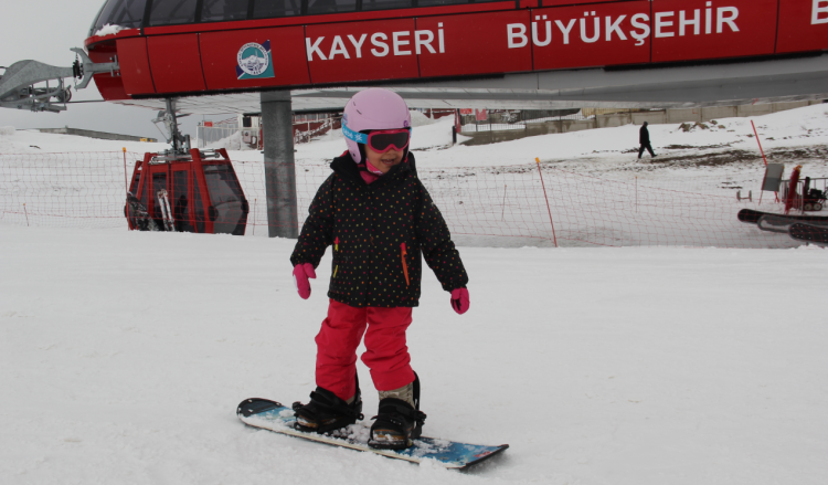 <p><strong>SPORU EĞLENCELİ HALE GETİR</strong></p>

<p>Esnekliği artıran, vücudu güçlendiren kayak sporu eğlenceli hale getirilmelidir.</p>
