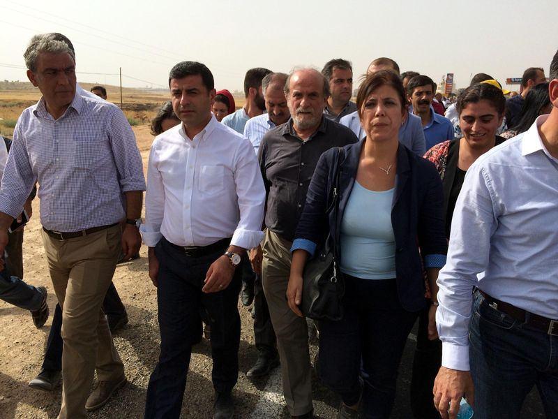 <p><strong>"YÜRÜYEREK GİDECEĞİZ"</strong></p>

<p>Midyat çıkışında gazetecilere açıklamalarda bulunan HDP Eş Genel Başkanı Selahattin Demirtaş, tüm olumsuzluklara rağmen Cizre’ye gideceklerini belirterek, “120 bin kişinin yaşadığı ilçede 6 gündür insanlar dışarıya çıkamıyor. Araçlarımızı burada bırakıp, halkımızın yanına yürüyerek gideceğiz" dedi.</p>
