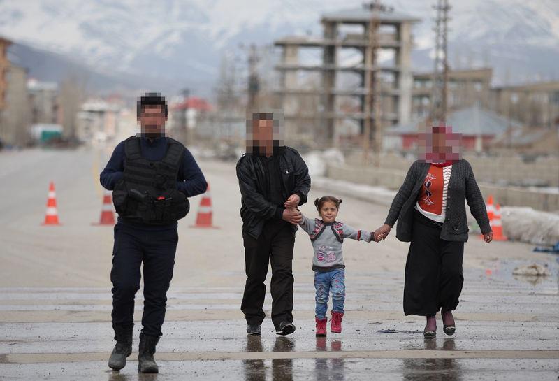 <p>Yağ, şeker, makarna, salça, bakliyat ve sudan oluşan yardımlar, güvenlik güçlerinin nezaretinde Güngör ve Cumhuriyet mahallelerinde yaşayan 200 aileye dağıtıldı.</p>
<p> </p>