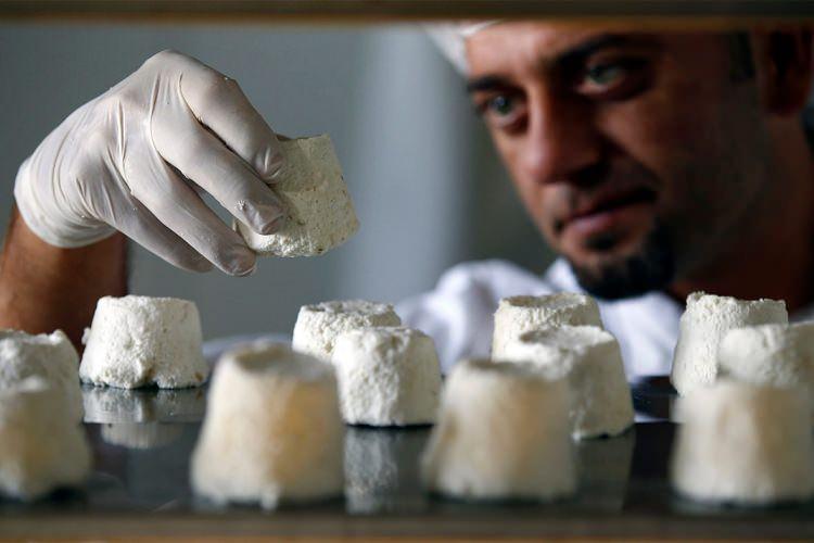 <p>Sırp mutfağından çıkan ve dünyanın en pahalı yiyecekleri listesine giren Pule peynirinin kilogramı yaklaşık <strong>3.000 TL</strong>’ye satılıyor.</p>