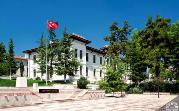 <p>Bilecik<br />
<br />
Nüfusu: 218 297  <br />
Toplam otomobil sayısı: 31 876<br />
​Kaç kişiye bir otomobil düşüyor: 6,8</p>
