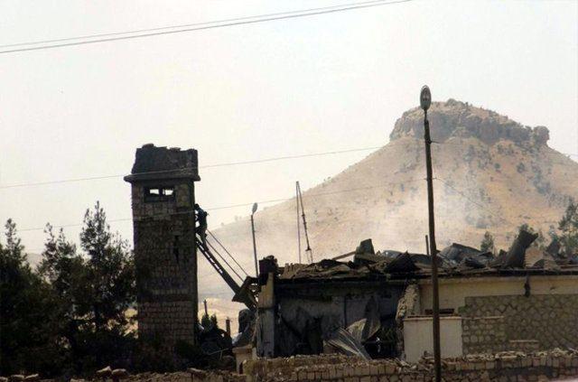<p>MARDİN- ARTUKLU BOMBALI ARAÇ SALDIRISI</p>
<p>Artuklu ilçesine bağlı Cevizlik Jandarma Karakol Komutanlığına yönelik bombalı araçla saldırı düzenlenmişti. 20 kişi olduğu değerlendirilen terörist grup tarafından ayrıca silahlı saldırı gerçekleştirilmişti.</p>