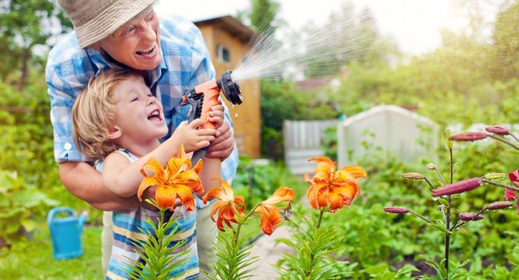 <p>Bahçe işleri en az sizin kadar çocuklarınız için de temiz hava almanın ve fiziksel anlamda aktif kalmanın en iyi yollarındandır.</p>
