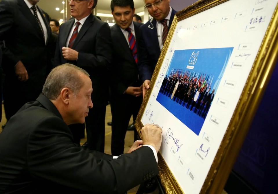 <p>Antalya’da gerçekleştirilen G20 Liderler Zirvesine katılan liderler aile fotoğrafının altına imzalarını attı.<br />
<br />
Cumhurbaşkanı Recep Tayyip Erdoğan</p>
