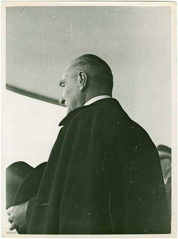 <p> Atatürk'ün arkadan çekilmiş bir fotoğrafı</p>