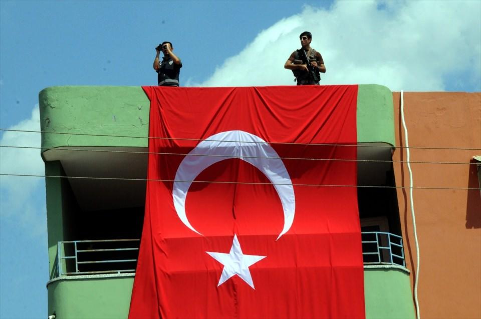 <p>Van'ın Çaldıran ilçesinin Tendürek Dağı bölgesinde güvenlik güçlerince yürütülen operasyonlarda, terör örgütü PKK militanları ile çıkan çatışmada şehit düşen Astsubay Üstçavuş Suat Petek'in (36) cenazesi, memleketi Osmaniye'nin Kadirli ilçesinde toprağa verildi. Törende, şehidin annesi Elif (sol 2) ve kardeşi Oğuzhan (sağ 2) Helvacı'yı yakınları teskin etmeye çalıştı.</p>