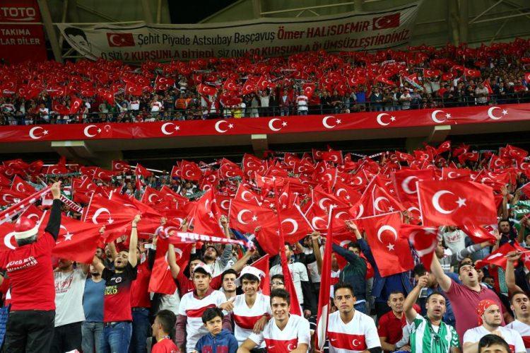 <p><strong>BAŞARIYI HERKES SAHİPLENİR</strong></p>
<p>Başarıyı herkes sahiplenir. Arda'nın Emre Mor'un milli takım için ne faydası olmuş? İyi oyuncu olduğu zaman 50 tane adam 'ben buldum' der. Arda için söylemiyorum elbet yardımı olmuştur. Şansımız yaver gitmiş. Tuncay Şanlı çok doğru bir rapor getirmiş. Dortmund, bizden önce izlemiş. Bizim Türk takımlarının hatası.</p>
<p><strong><a href="http://video.haber7.com/video-galeri/77849-dilmen-insallah-yanilirim-ama-arda-turan" target="_blank"><span style="color:rgb(255, 215, 0)">VİDEO İÇİN TIKLAYIN</span></a></strong></p>