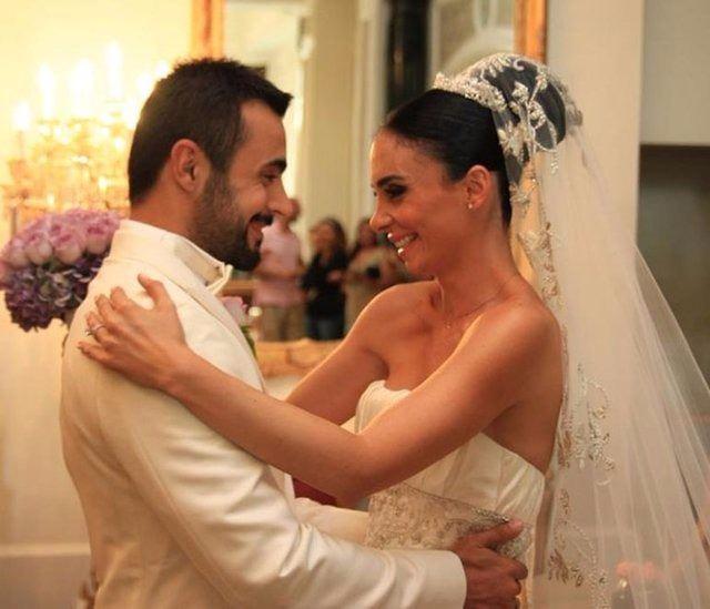 <p>2012 yılında hayatını Çağlar Kılıç ile birleştiren Payende Çizmeci, kendi tasarımı olan Agraf Çanta'nın ilk koleksiyonunu bu yıl satışa çıkardı.</p>
<p> </p>