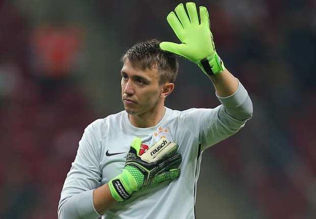 <p>Muslera, ısınma idmanı bitmek üzereyken kısa bir süre Frans Hoek ile çalıştı. Krizin, Galatasaray yönetimi ve teknik direktör Riekerink tarafından nasıl aşıcağı henüz bilinmiyor.</p>

